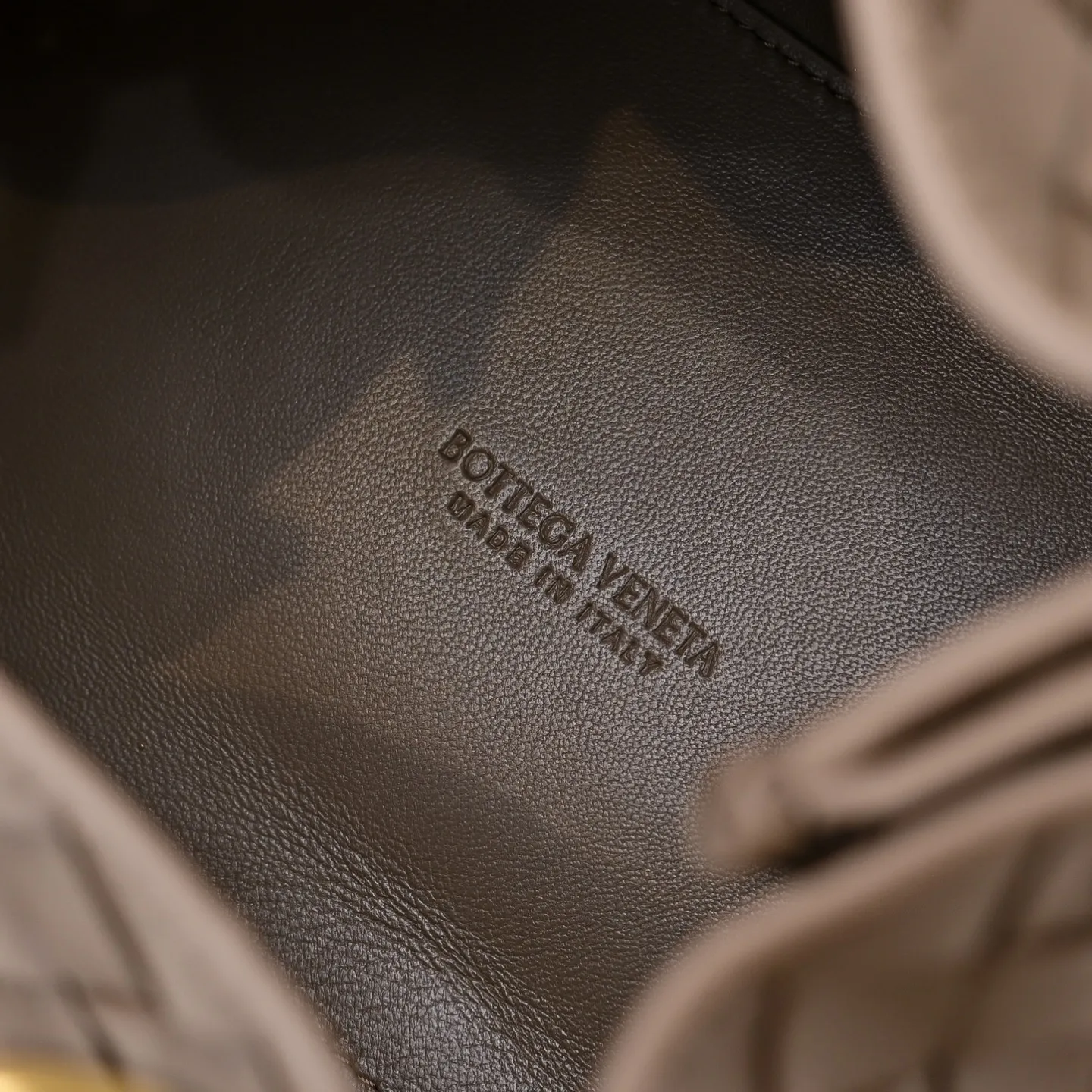 Batch 2060 BOTTEGA VENETA 2025 Autumn New Product Medium Parachuta The long-awaited new medium parachuta is here, with a unique appearance and iconic metal knots, and a whole piece of leather folds the four corners into a parachute shape! The exquisite Knot metal buckle is like putting jewelry on a bag. It is high-end and elegant. Its super capacity can hold all your things! The overall effect of this bag is very different from before. It is neither too delicate to provide a large capacity nor too bulky because of its practicality. It simply provides a perfectly suitable bag for casual and simple people👜 Style number: 5921 Size: 29.5*18.5*17.5cm